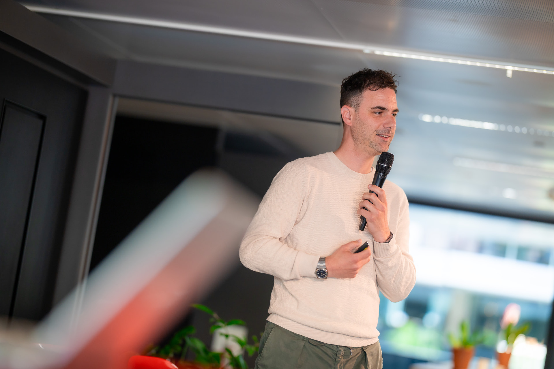 Jean-Luc Laval spreekt met microfoon tijdens een keynote